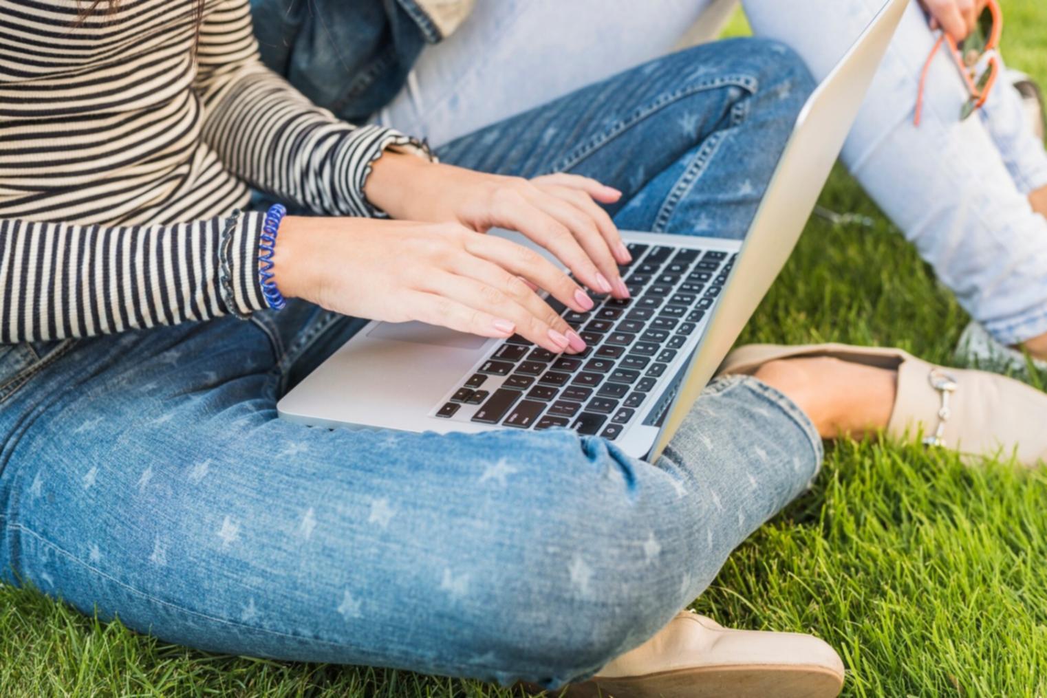 Étudiant analysant des données financières sur ordinateur